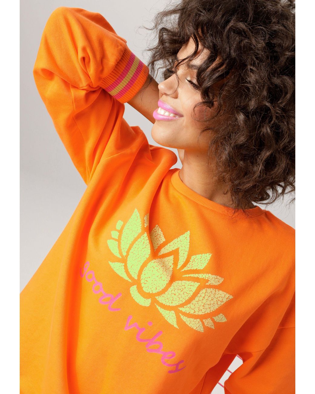 Aniston CASUAL mit | DE Sweatshirt Seerose Frontdruck und Orange abstrakter Lyst in Schriftzug