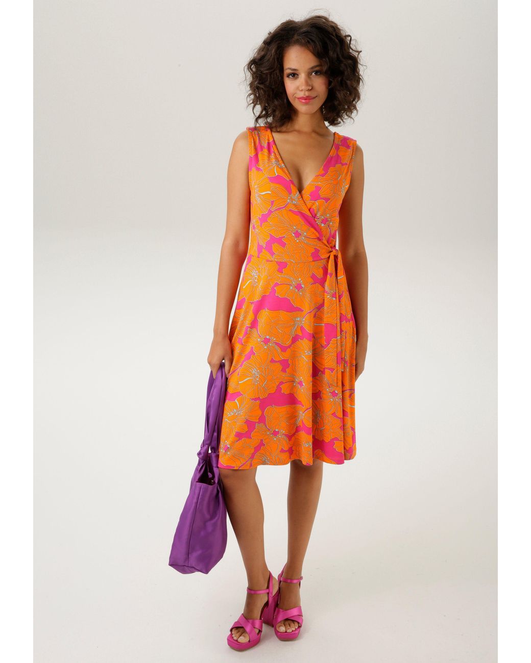 mit Orange DE farbintensivem, Lyst Aniston CASUAL in | großflächigem Sommerkleid Blumendruck