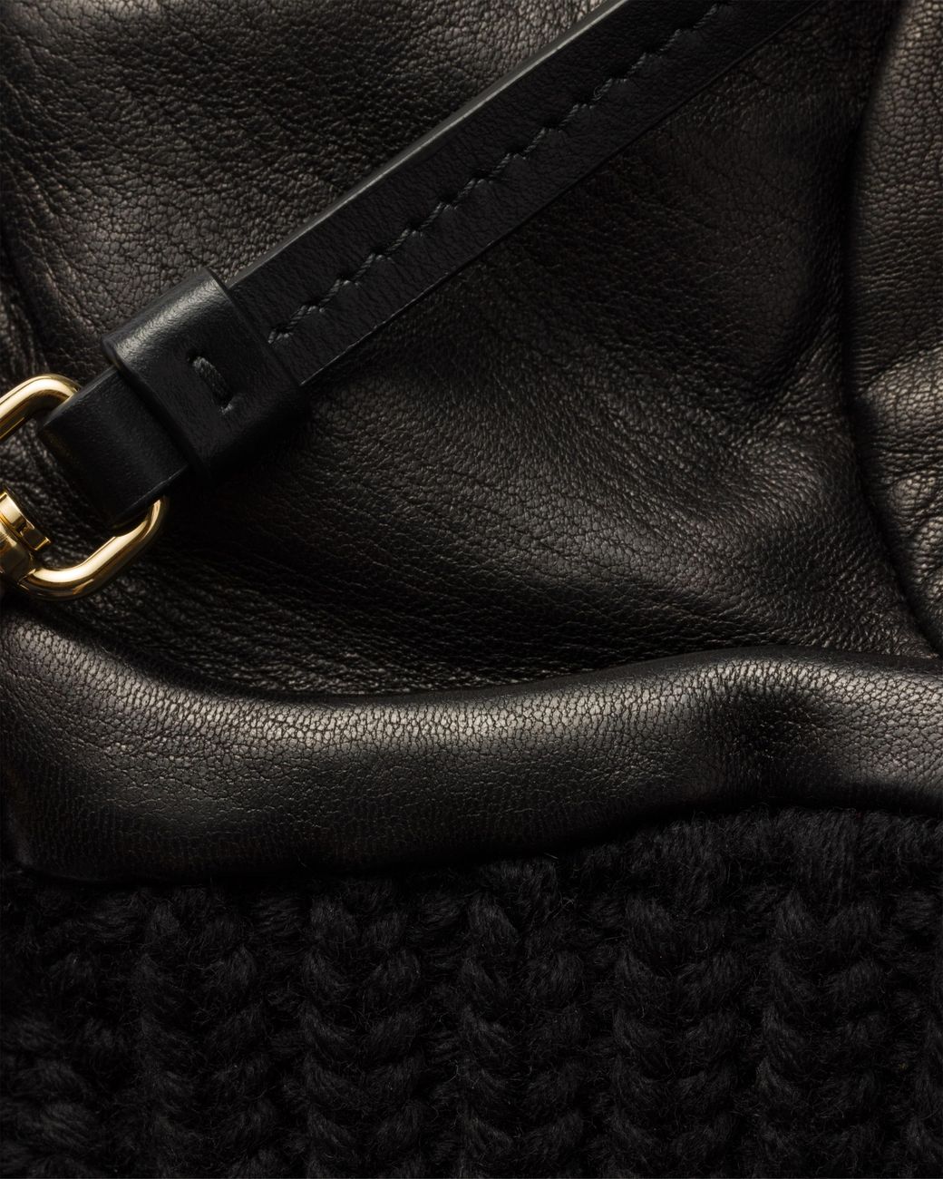 Muffole di Prada in Black
