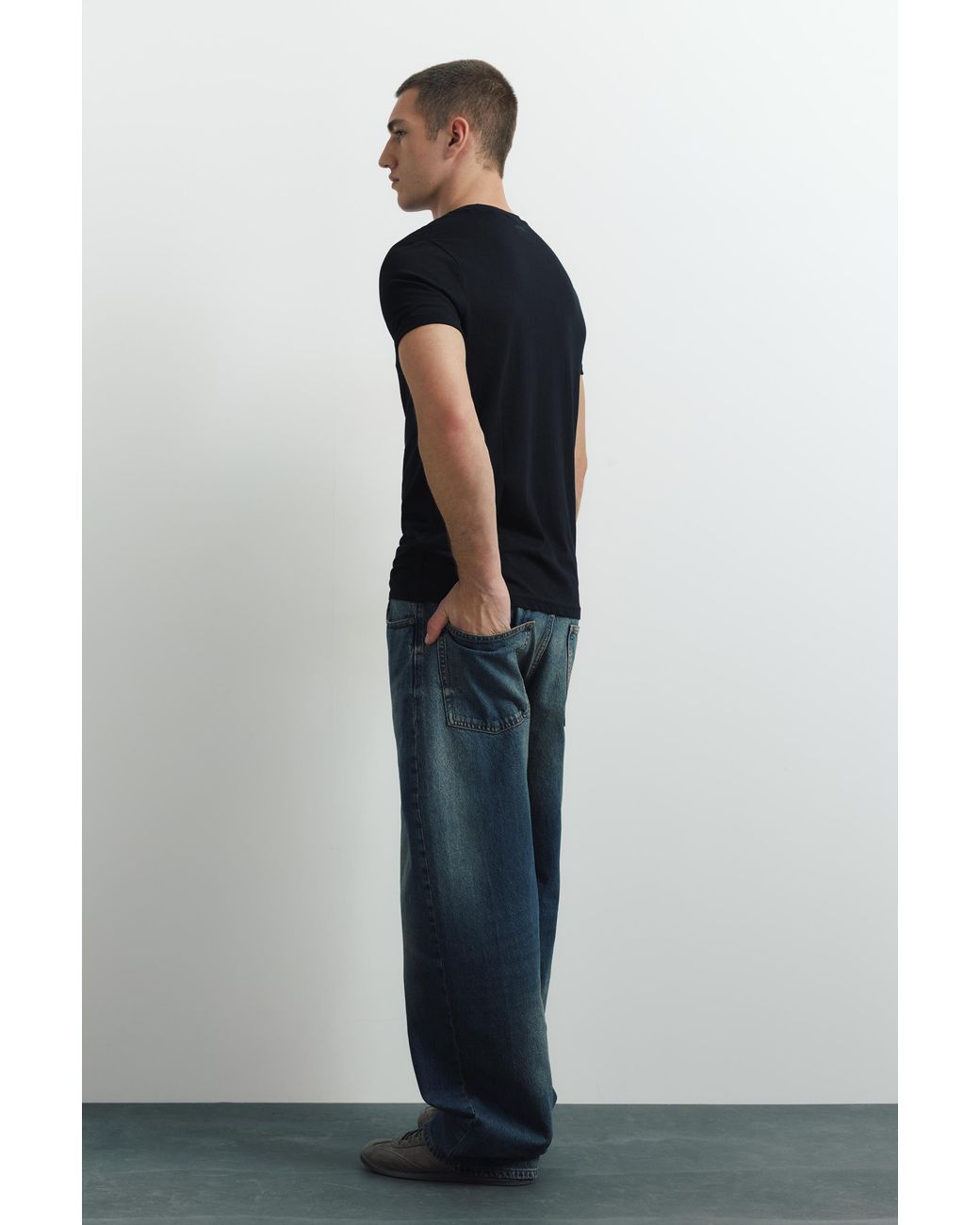 Pull&Bear Black Muscle Fit T-Shirt for men