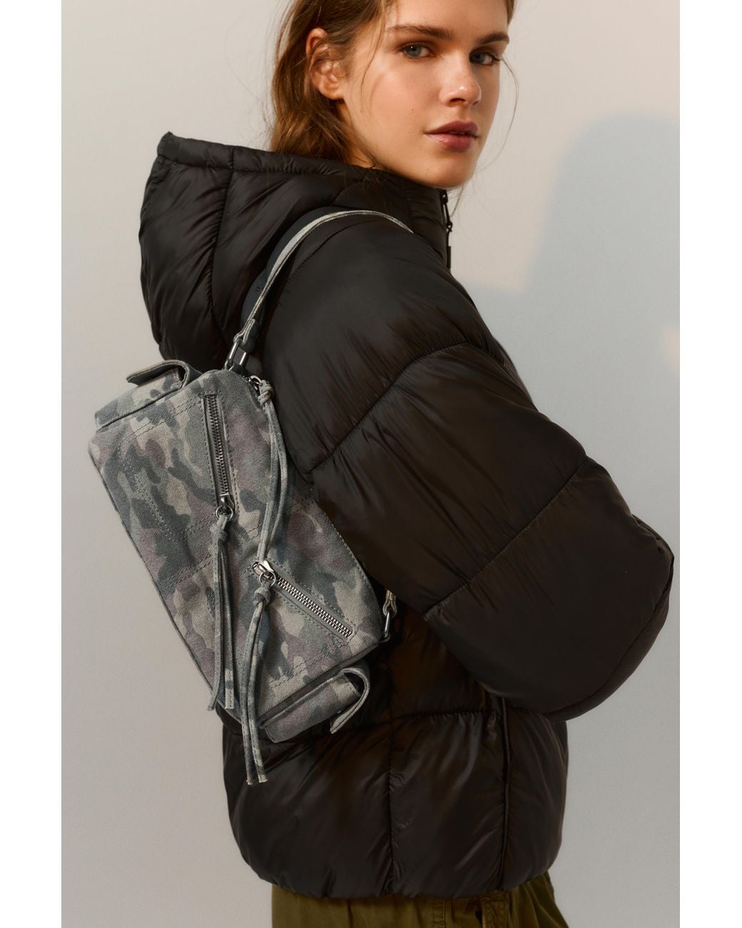 Pull&Bear White Bedruckte Multipocket-Schultertasche