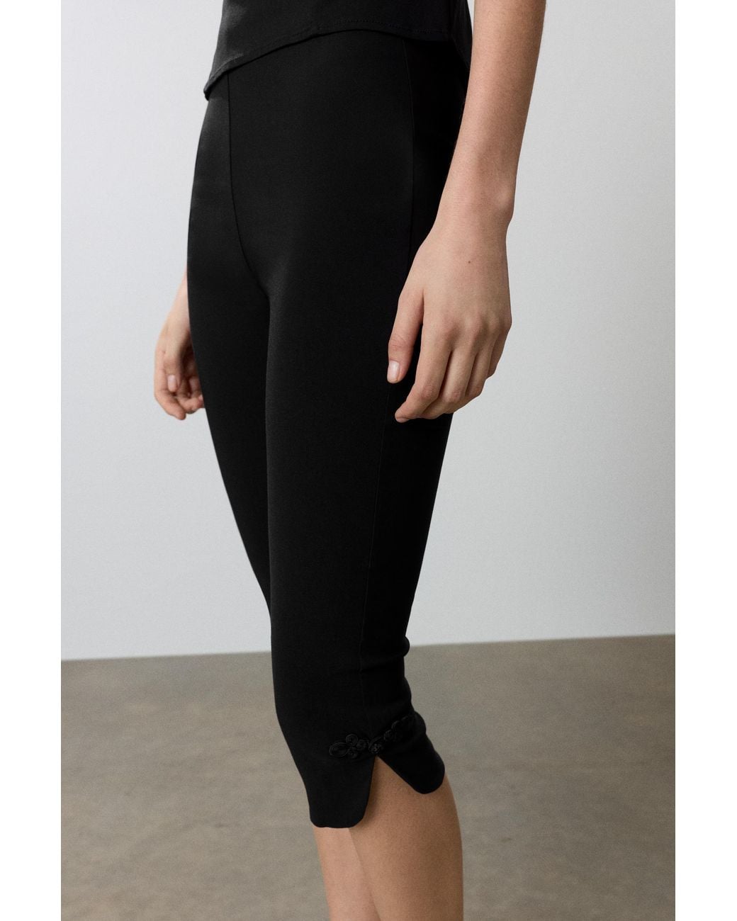 Pantaloni Capri Alamari di Pull&Bear in Black