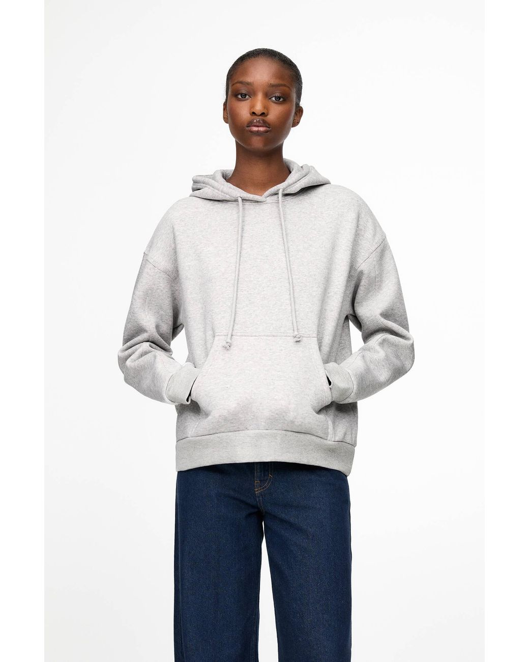 Pull and bear white hoodie hotsell