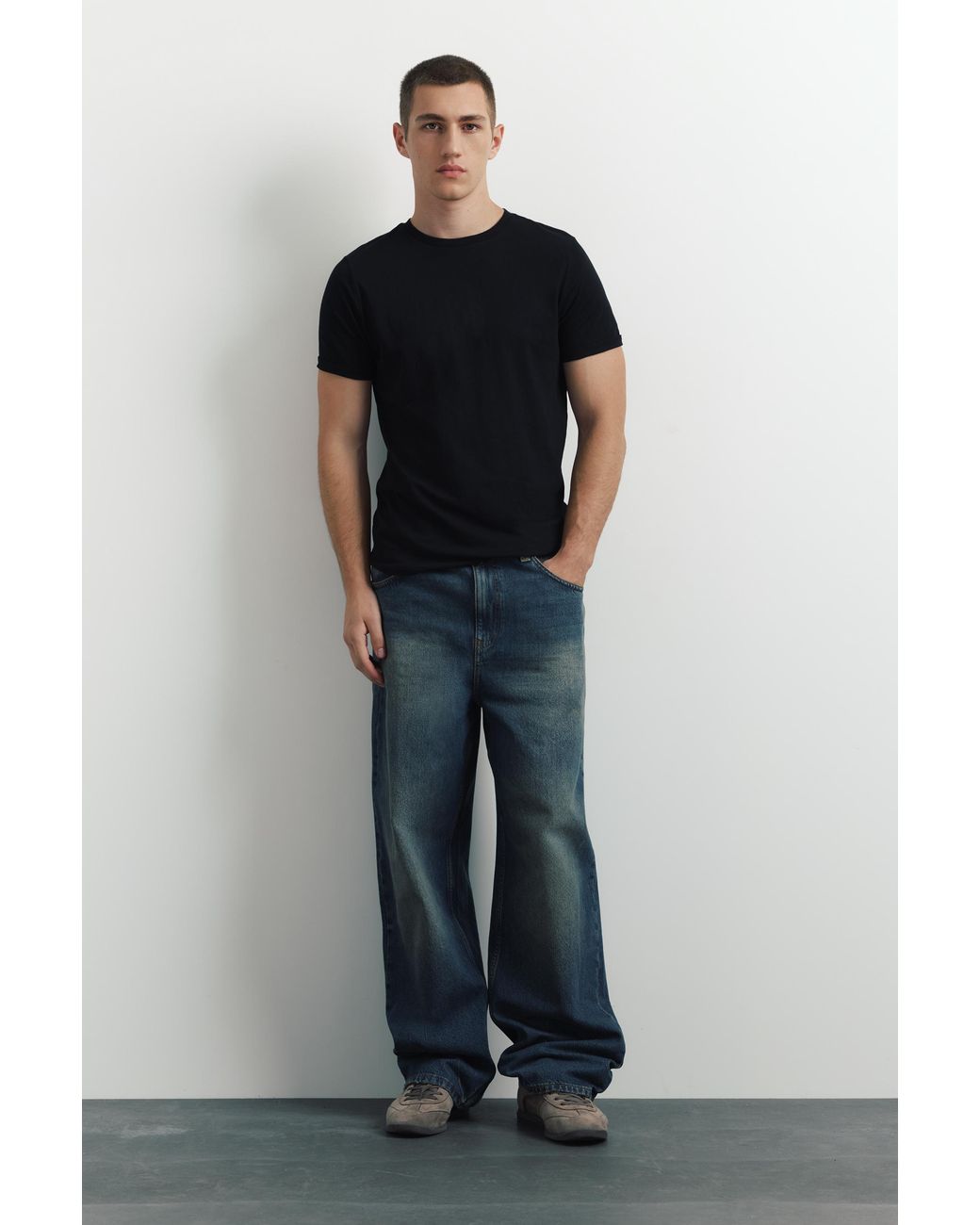 Pull&Bear Black Muscle Fit T-Shirt for men