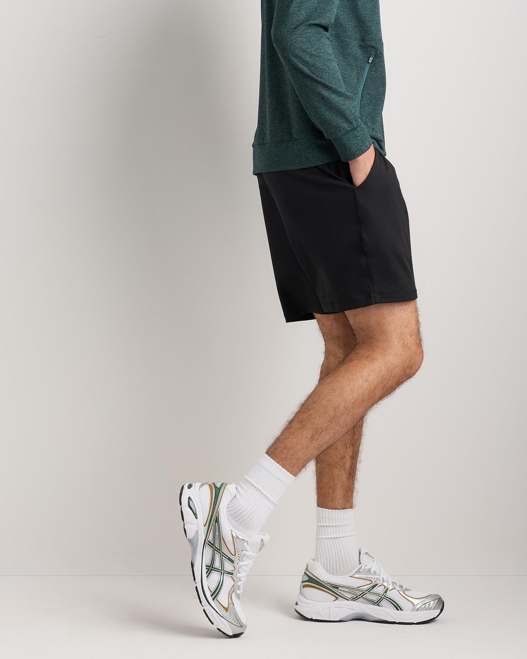 Quince Black Flowknit Performance Shorts 7.5 Inch for men