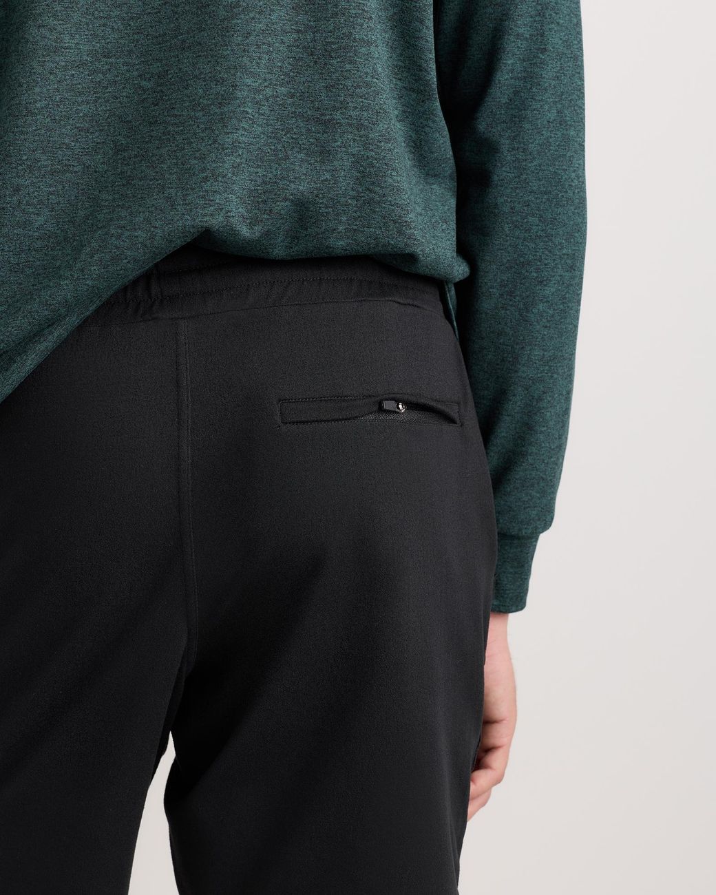 Quince Black Flowknit Performance Shorts 7.5 Inch for men