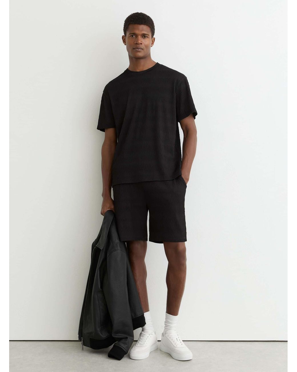 Reiss Black Textured-Wave Relaxed-Fit T-Shirt for men