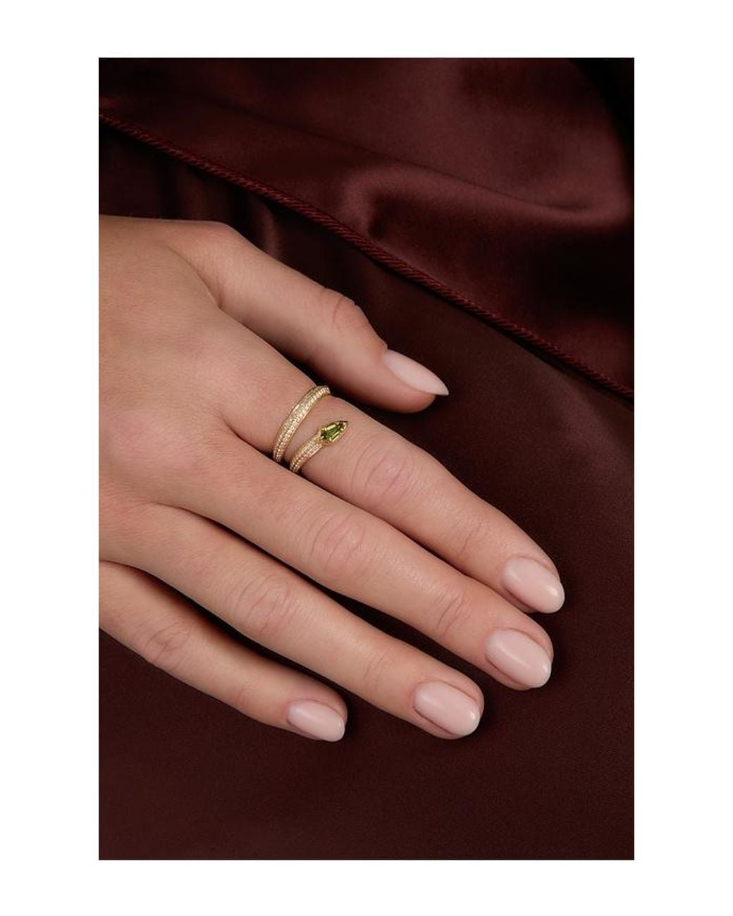 STONE AND STRAND White Ring Shield