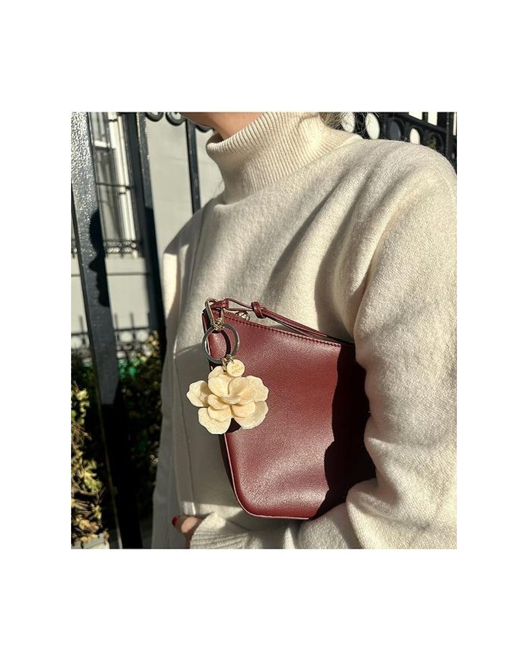 Llavero Gardenia Flower Bag Charm + Keychain En Color Crema Talla Solar Eclipse de color White