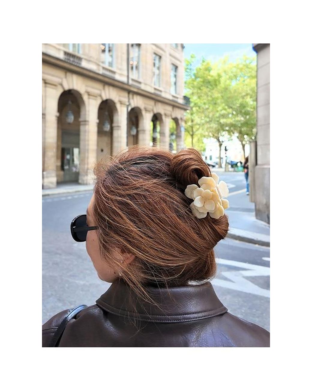 Pinza Origami Gardenia Flower Claw Hair Clip En Color Belleza: Na Talla Solar Eclipse de color White