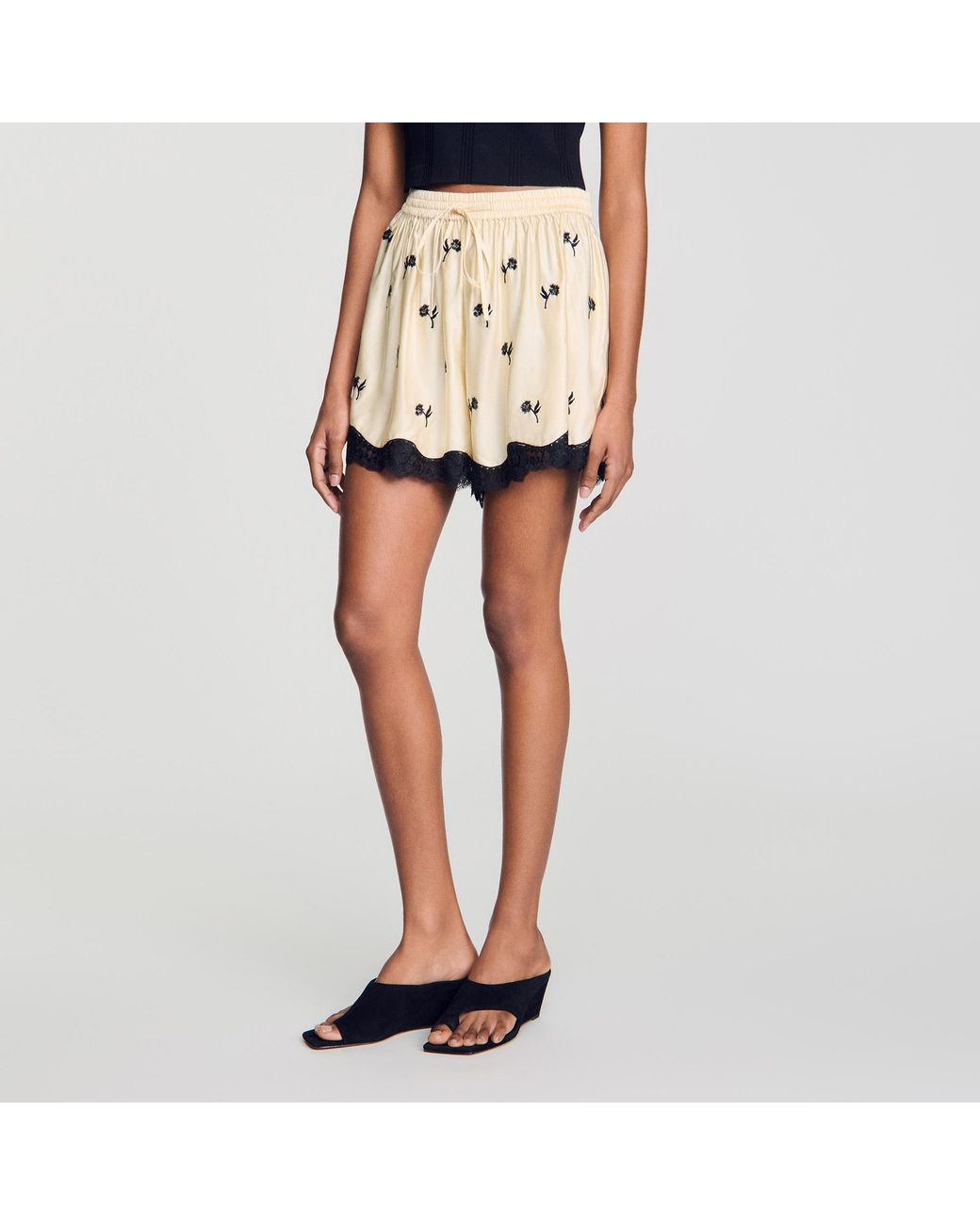 Short brodé à fleurs Sandro en coloris Blue