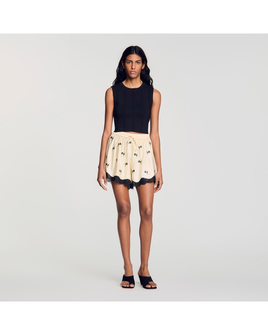 Short brodé à fleurs Sandro en coloris Blue