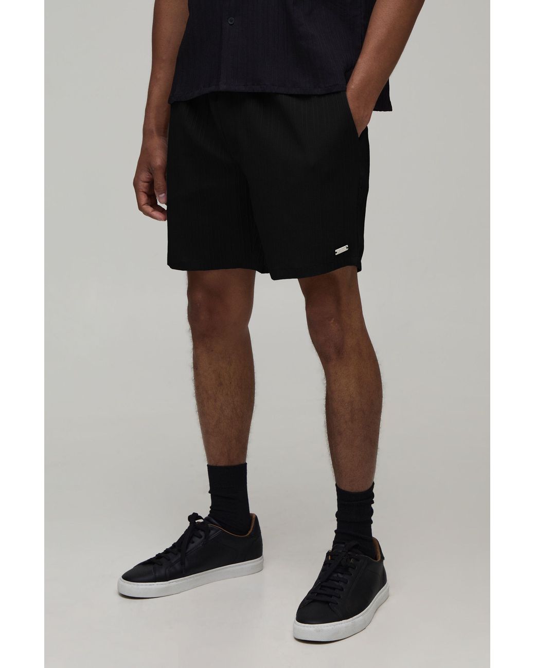 BoohooMAN Black Textured Pleated Relaxed Fit Shorts for men