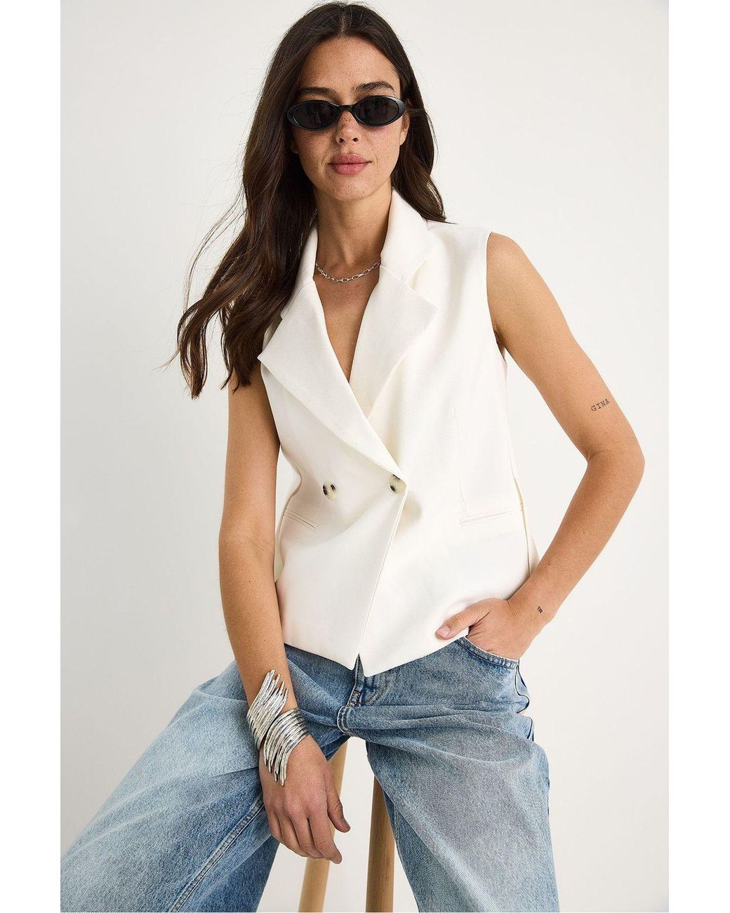 Bianco Lucci White Fitted Shawl Collar Waistcoat With Button Closure
