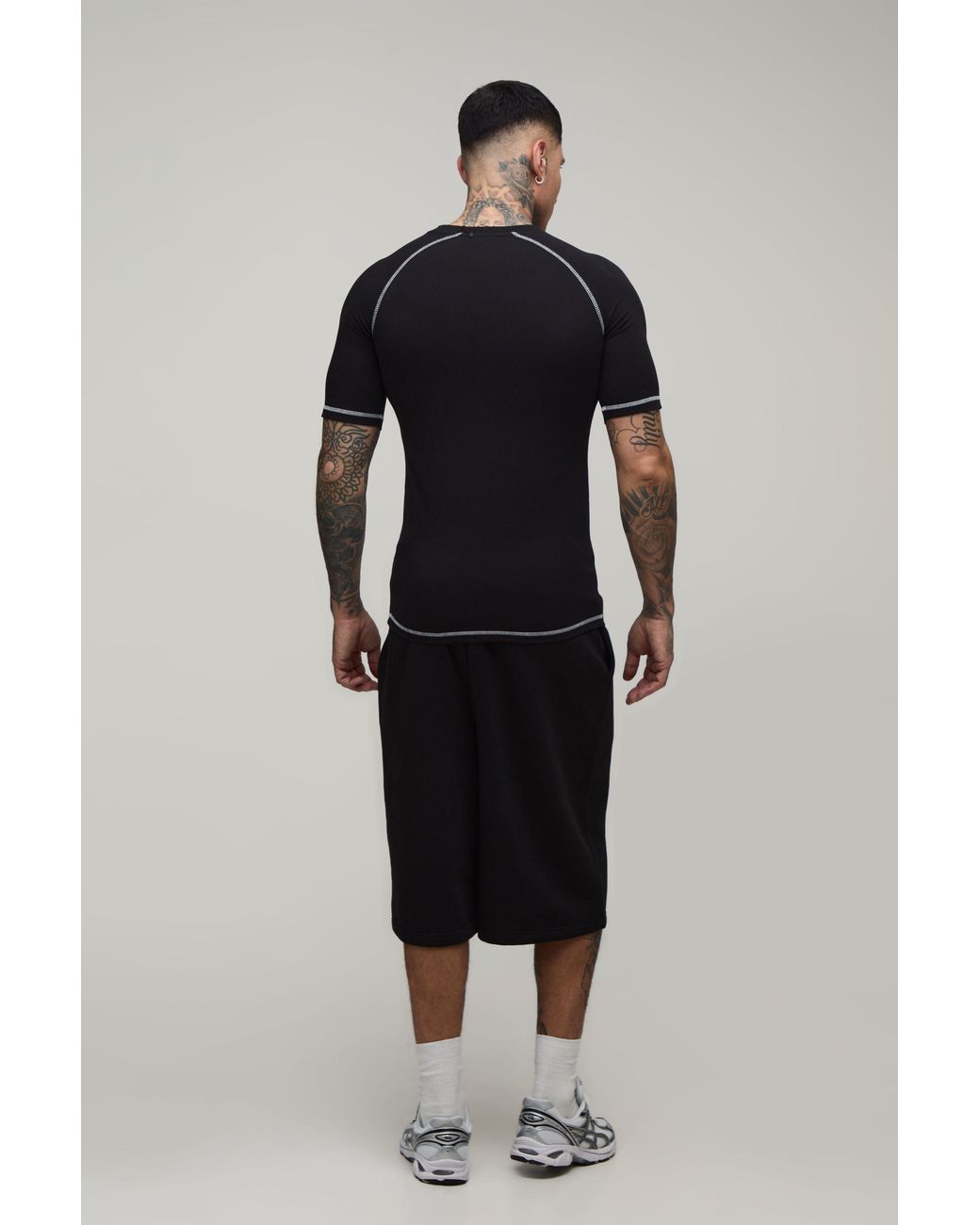 BoohooMAN Black Tall Muscle Fit Contrast Stitch Raglan T-Shirt for men