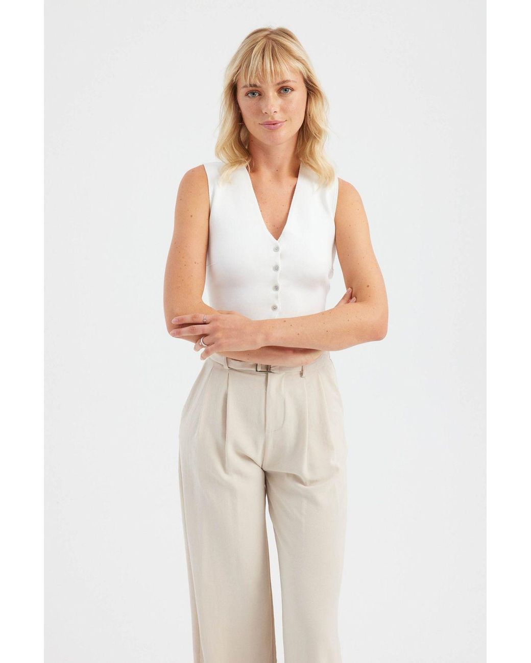 Hiccup White Sleeveless Cropped Knitted Sweater Vest