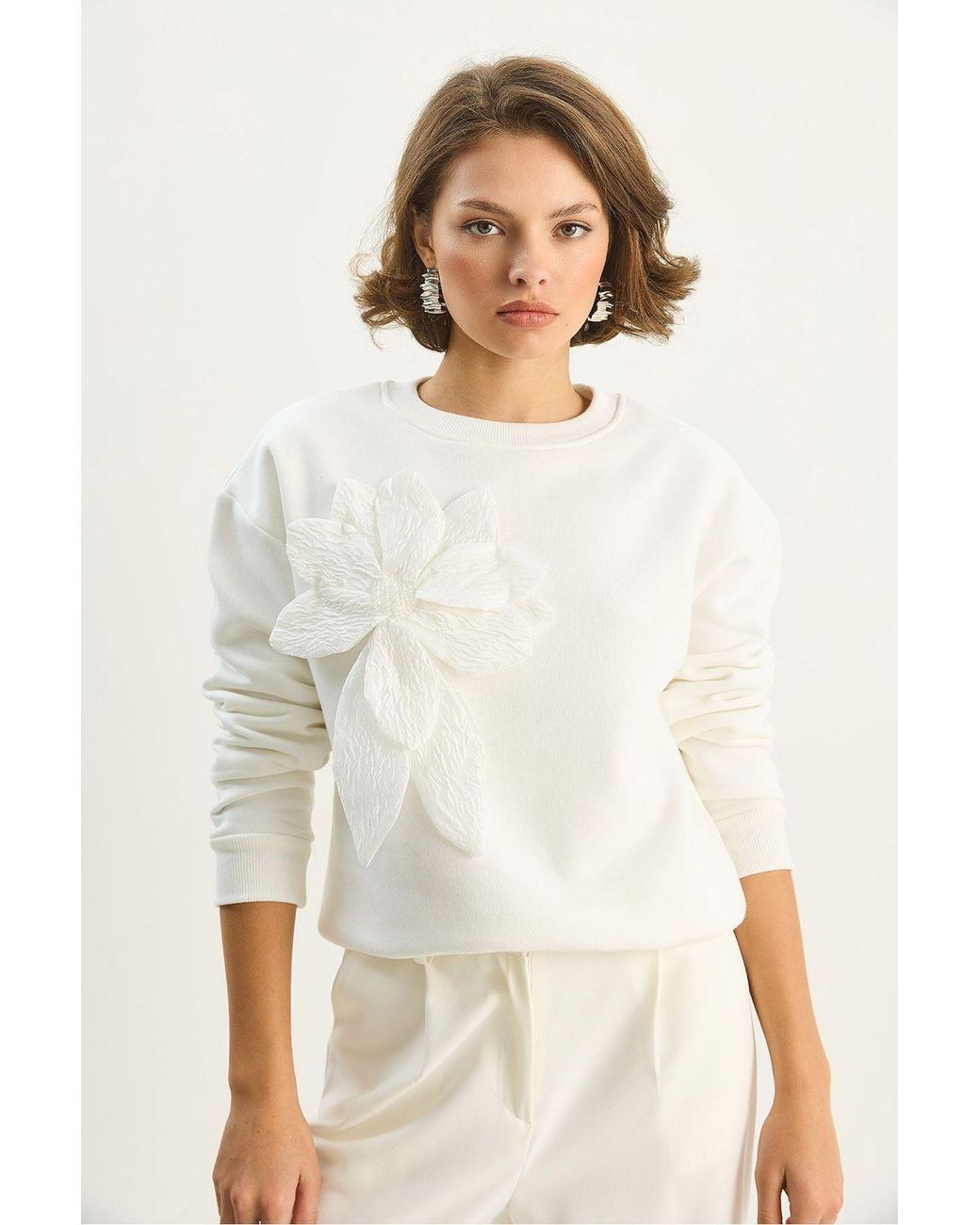Bianco Lucci White Accessory Detailed Long Sleeve Crew Neck Sweatshirt