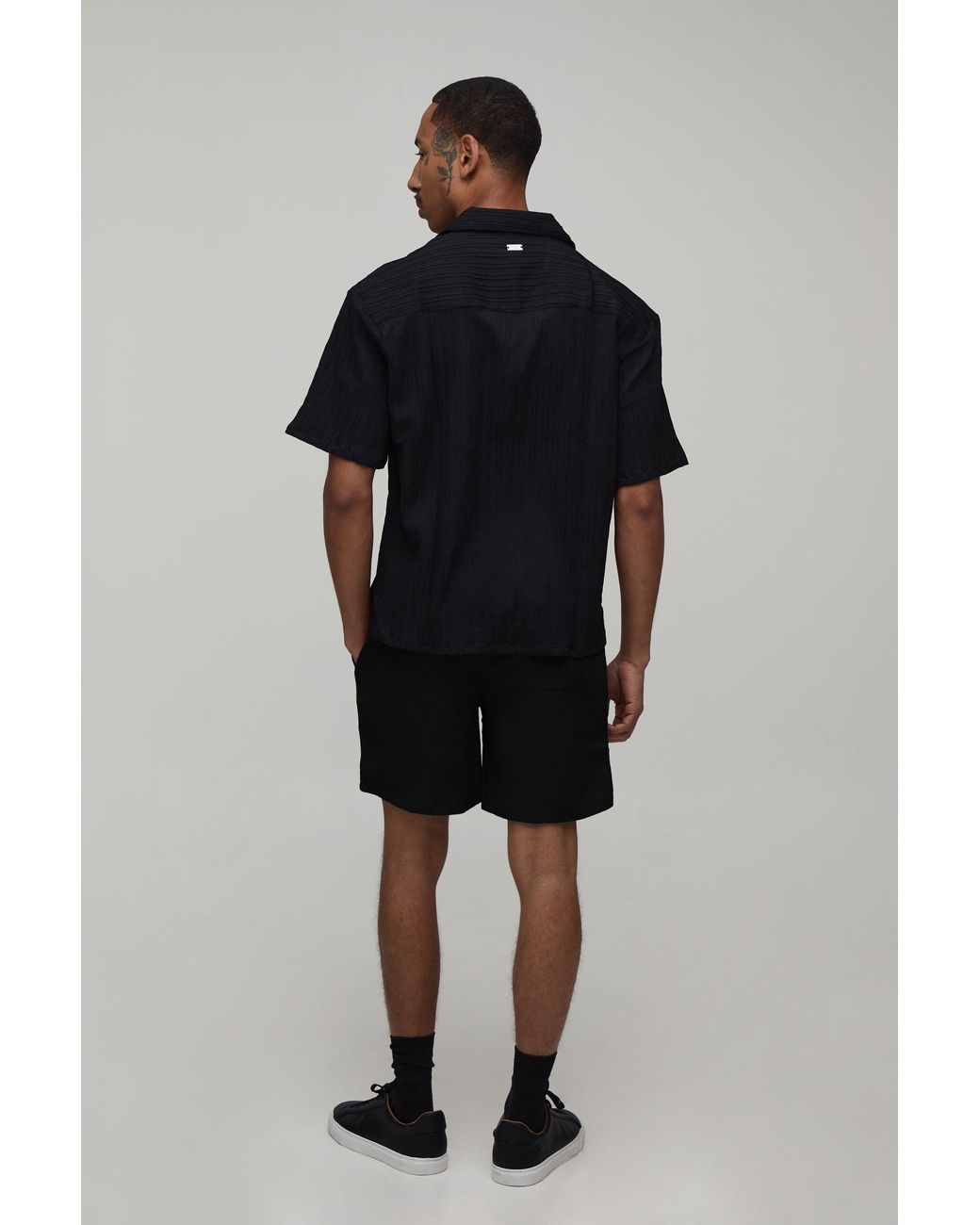 BoohooMAN Black Textured Pleated Relaxed Fit Shorts for men