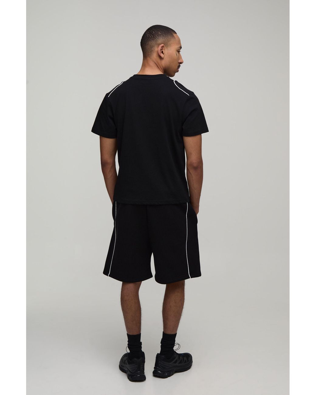BoohooMAN Black Contrast Piping Panelled Regular Fit T-Shirt & Baggy Short Set for men