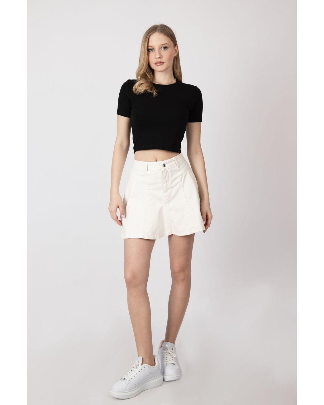 Hiccup Crew Neck Basic Crop Top in het Black