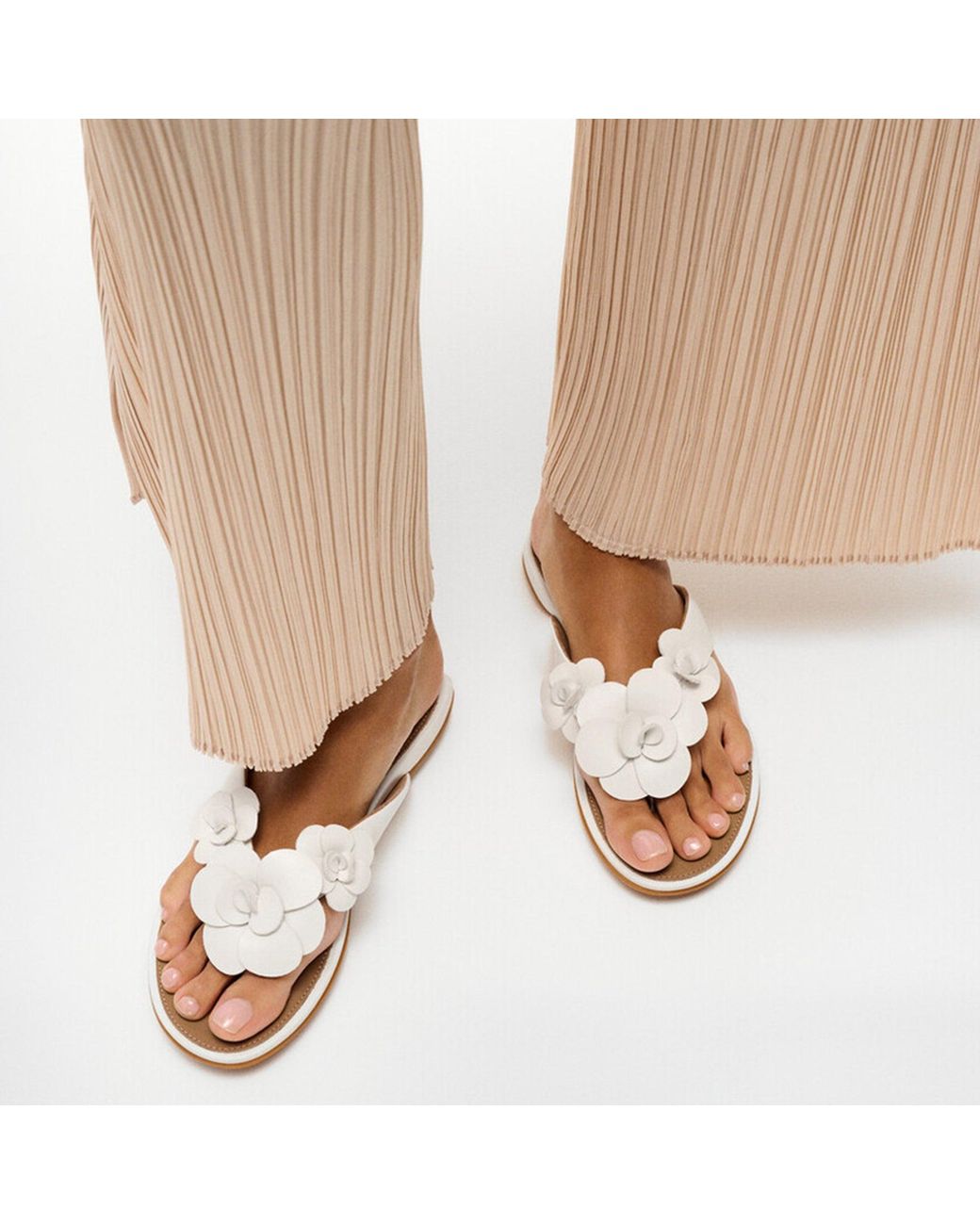 Fitflop Natural Gracie Flower Toe-Post Sandals Urban Leather
