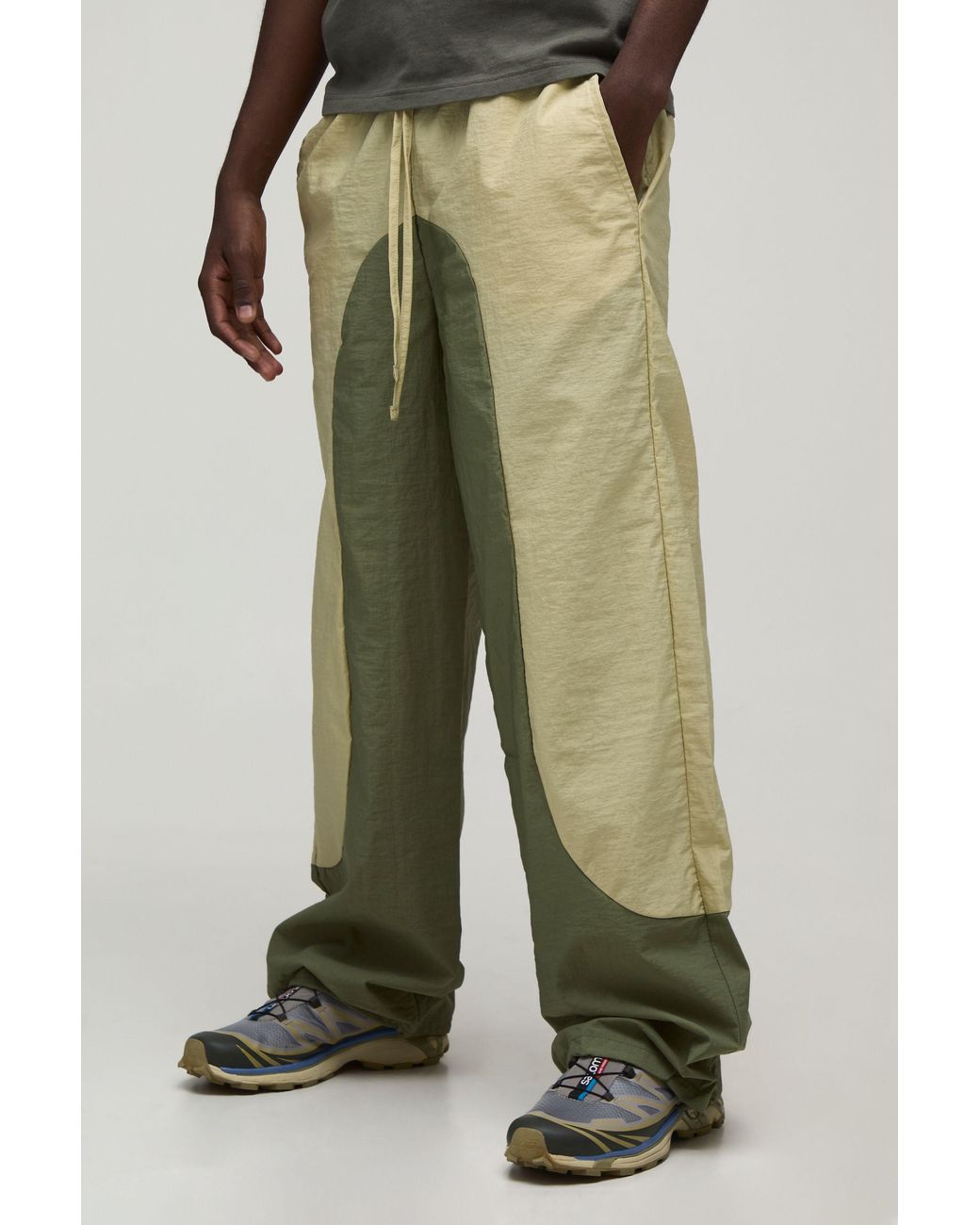 BoohooMAN Green Baggy Fit Panel Detail Track Pants for men