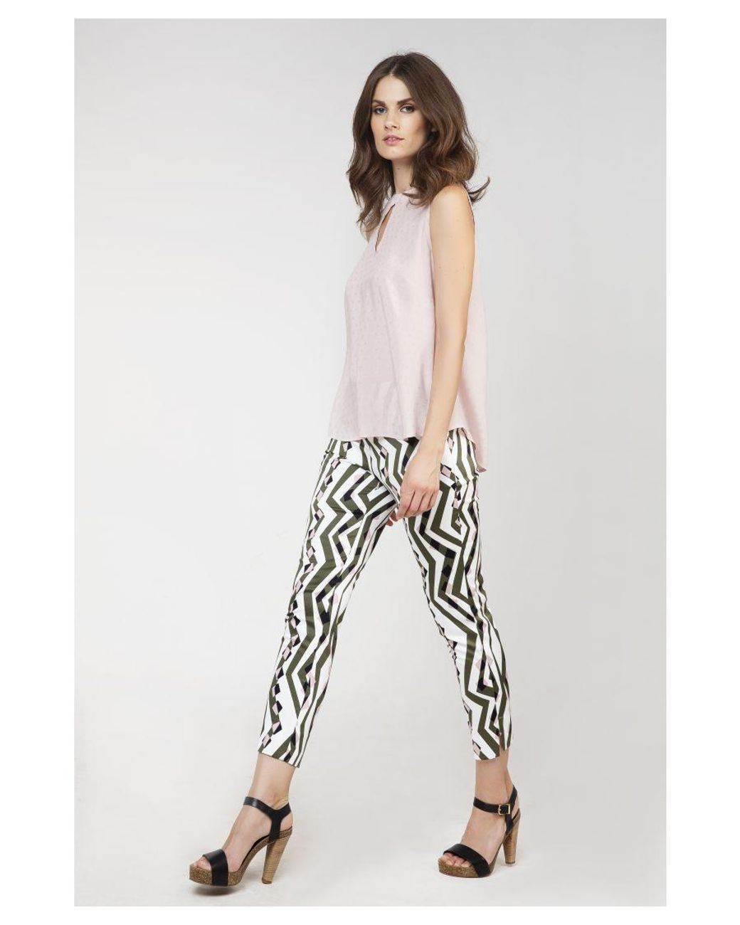 Conquista White Sleeveless Poplin Blouse