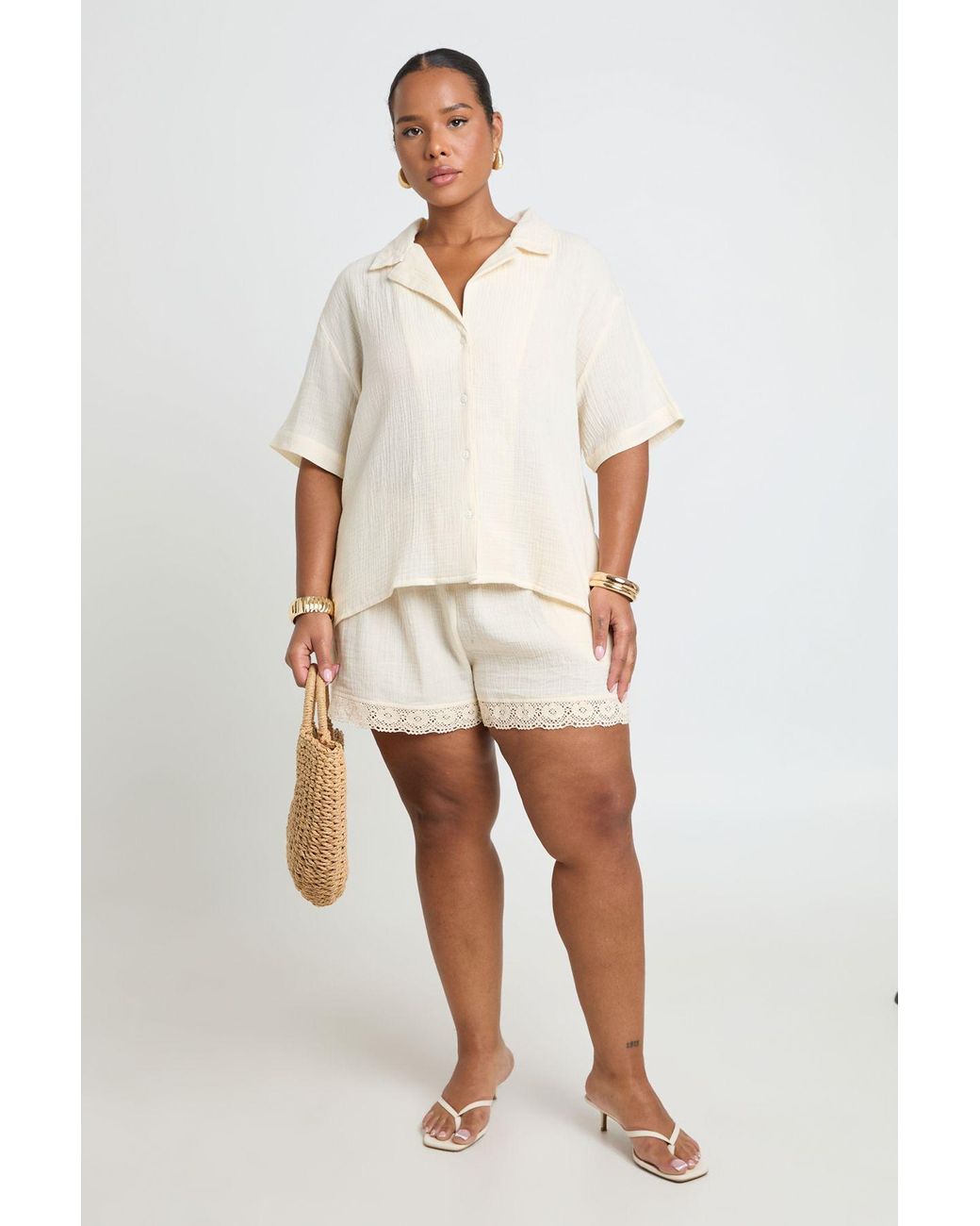 Boohoo Natural Plus Lace Hem Trim Flippy Short