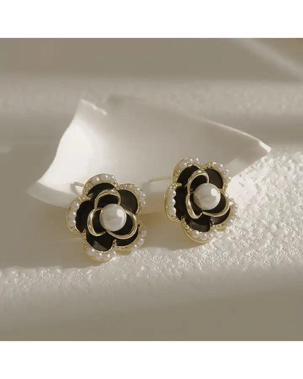 SVNX Metallic Flower Pearl Earrings