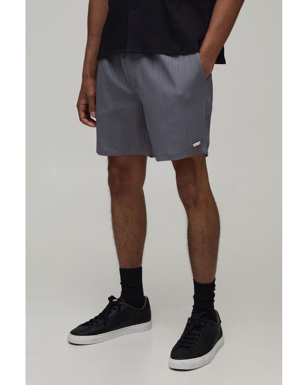 BoohooMAN Black Textured Pleated Relaxed Fit Shorts for men