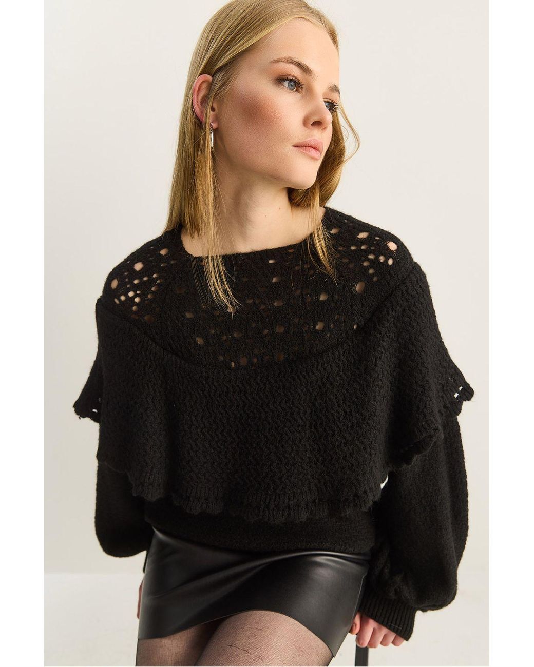 Bianco Lucci Black Ribbed Boat Neck Thick Sweater With Frilly Detail