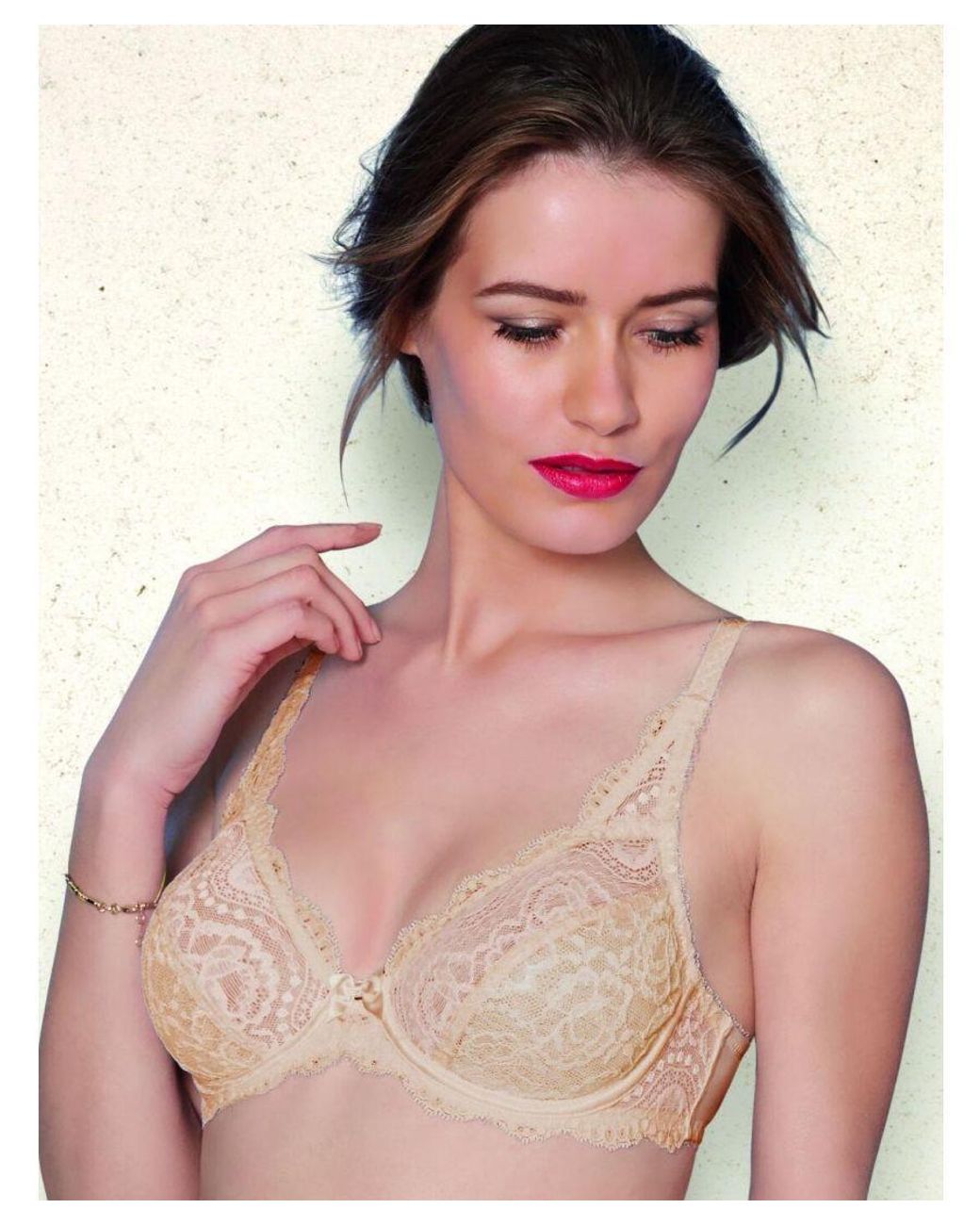 Playtex P5832 Affinity Flower Elegance Lace Bra in Natural