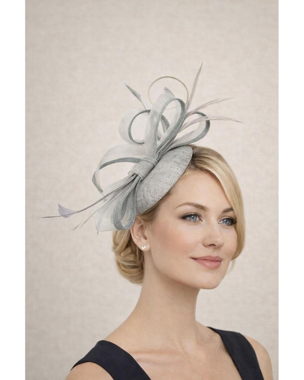 SVNX White Round Pill Box Fascinator With Bow & Feathers