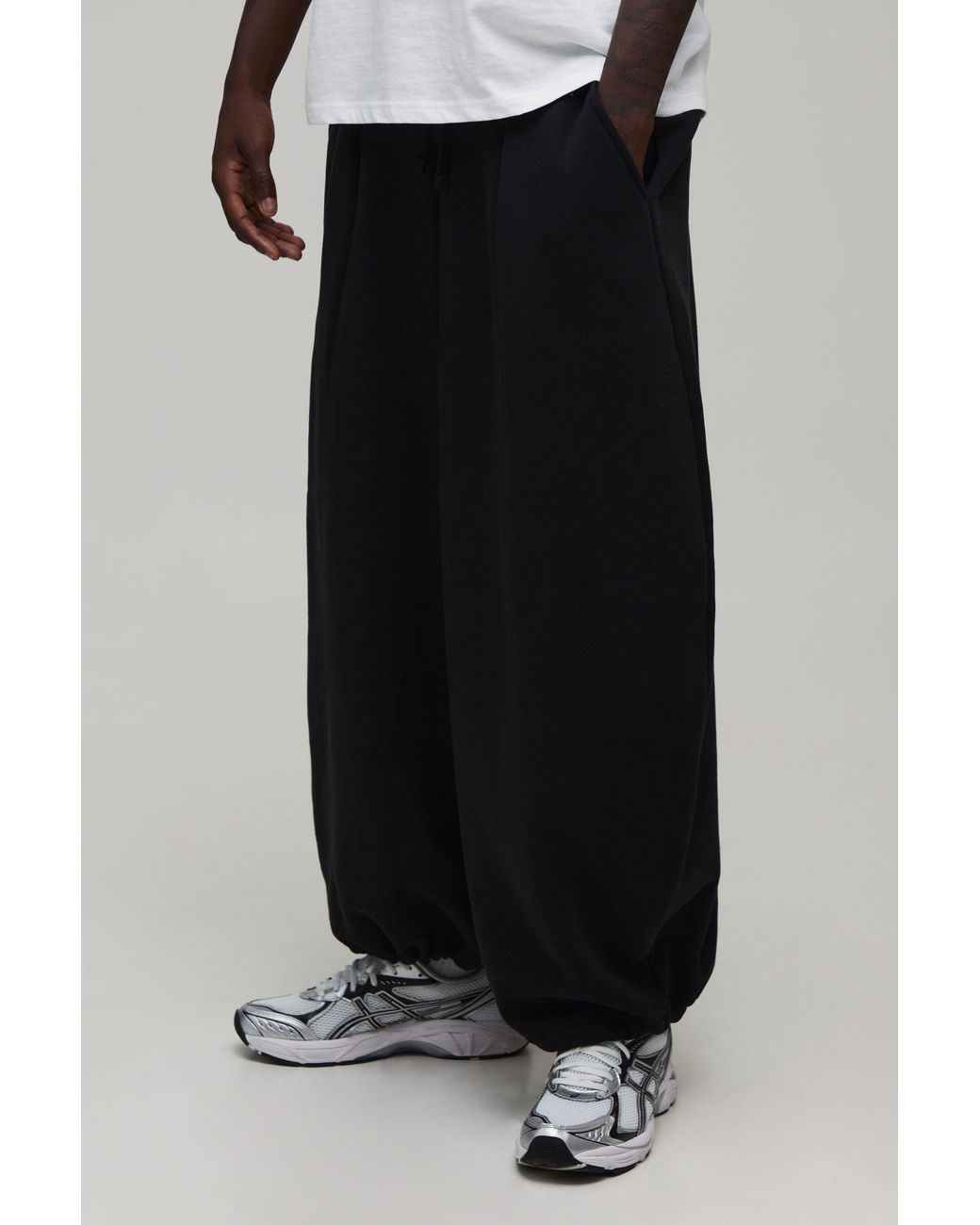 BoohooMAN Black Balloon Fit Pleated Jogger for men