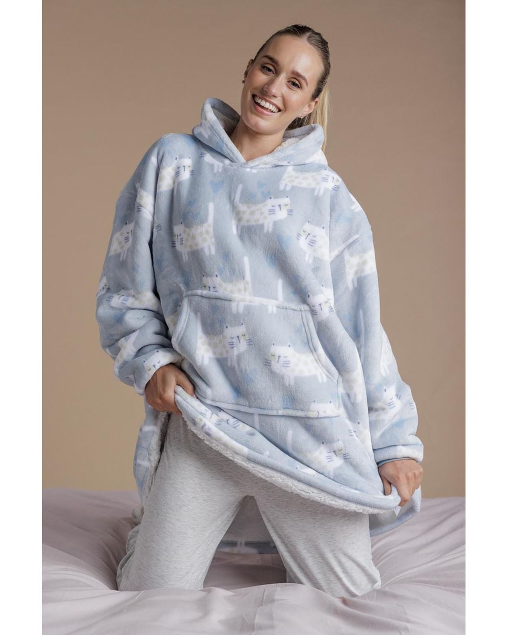 Tokyo Laundry Blue Light Heart & Cat Print Sherpa Oodie