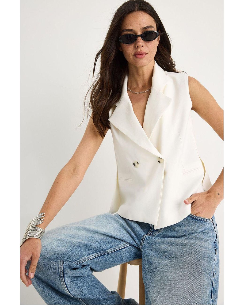 Bianco Lucci White Fitted Shawl Collar Waistcoat With Button Closure