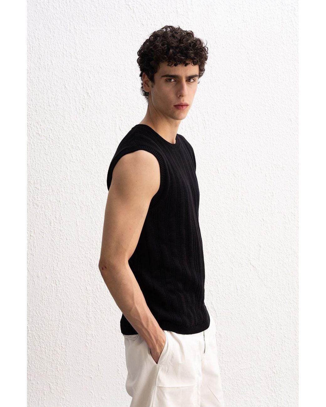 Giesto Black Ribbed Crew Neck Sleeveless T-Shirt for men