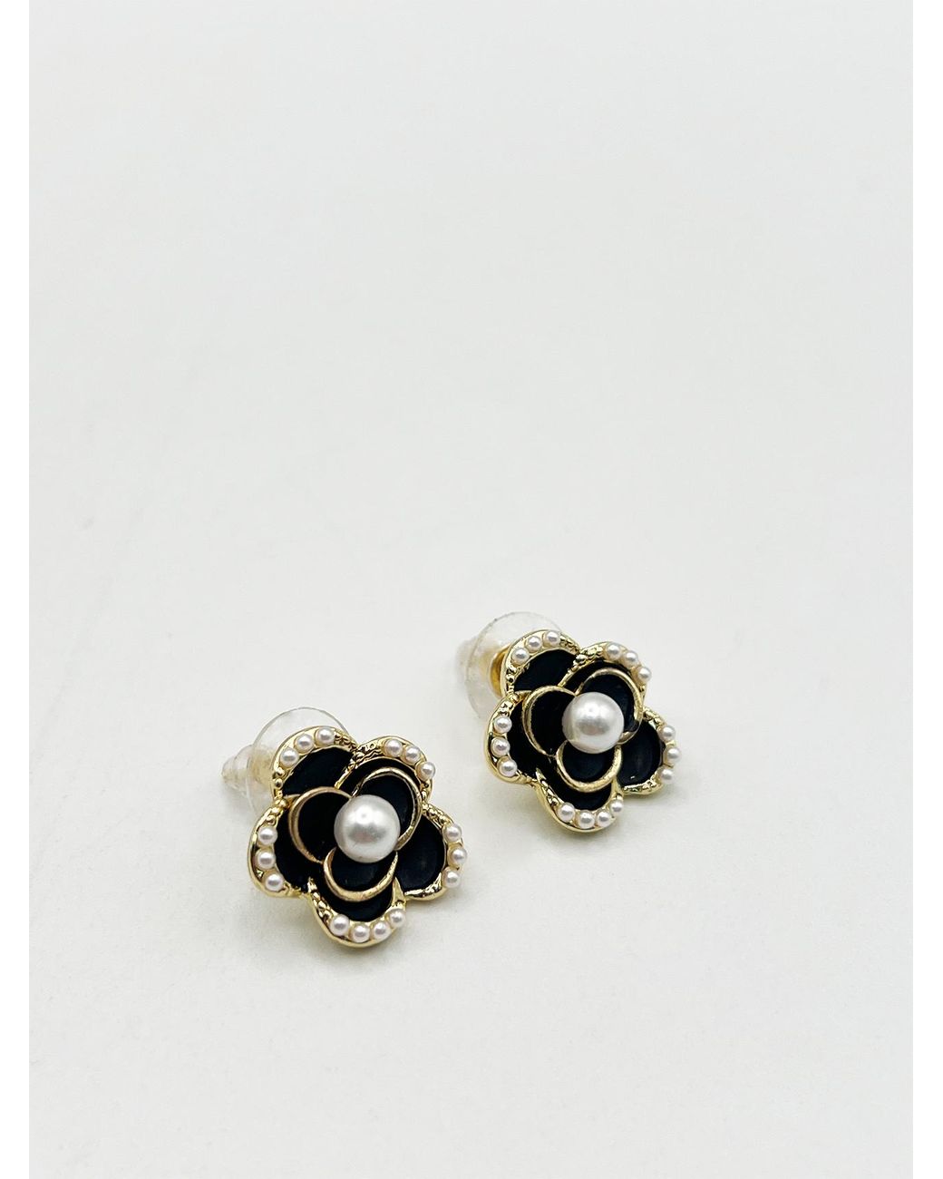 SVNX Metallic Flower Pearl Earrings