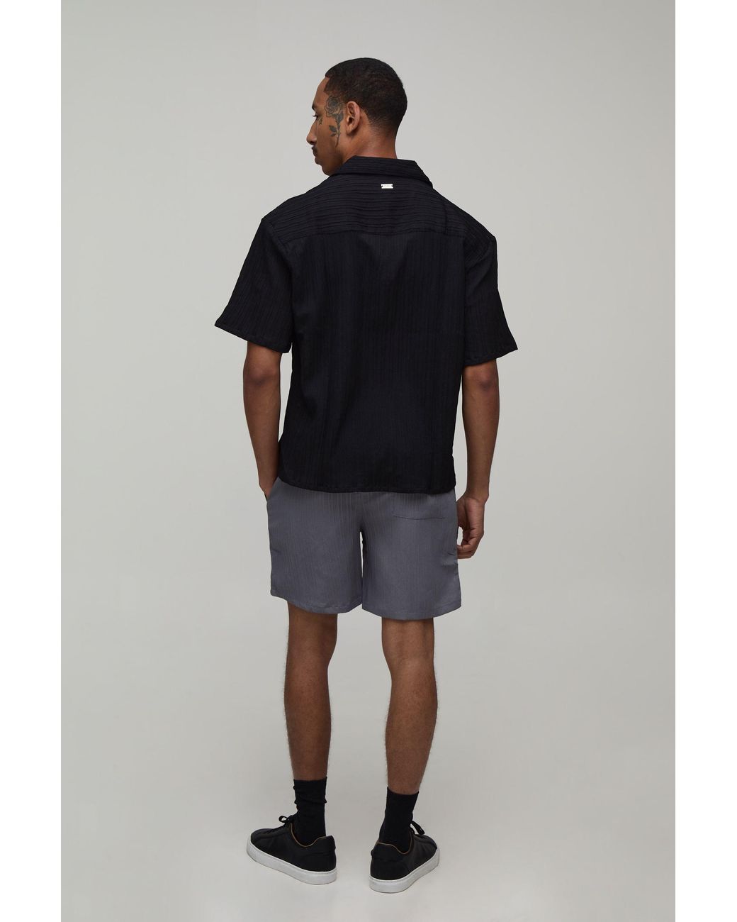 BoohooMAN Black Textured Pleated Relaxed Fit Shorts for men