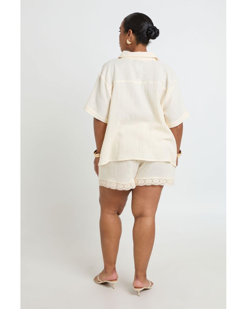 Boohoo Natural Plus Lace Hem Trim Flippy Short