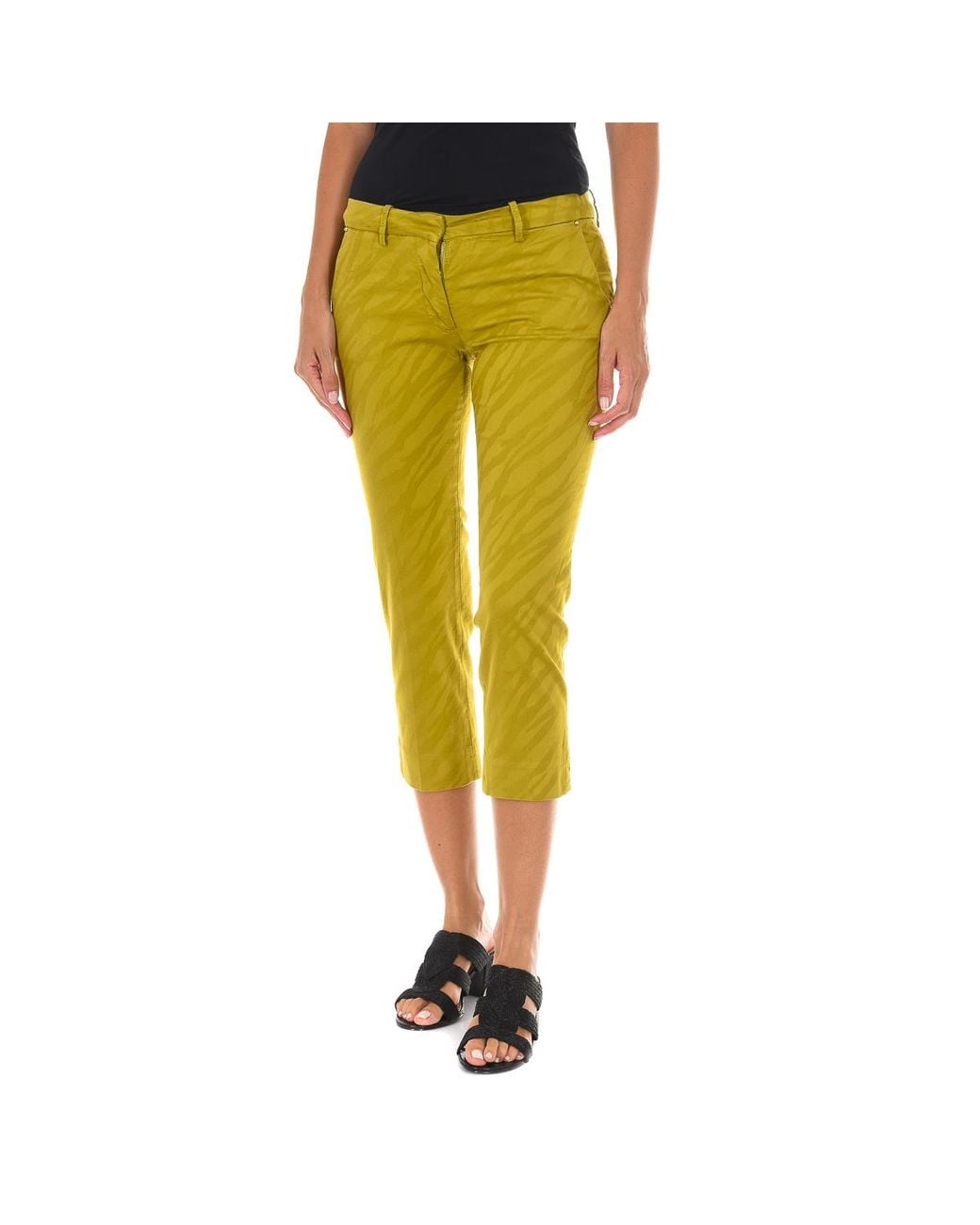 Met Yellow Trousers Bibiane