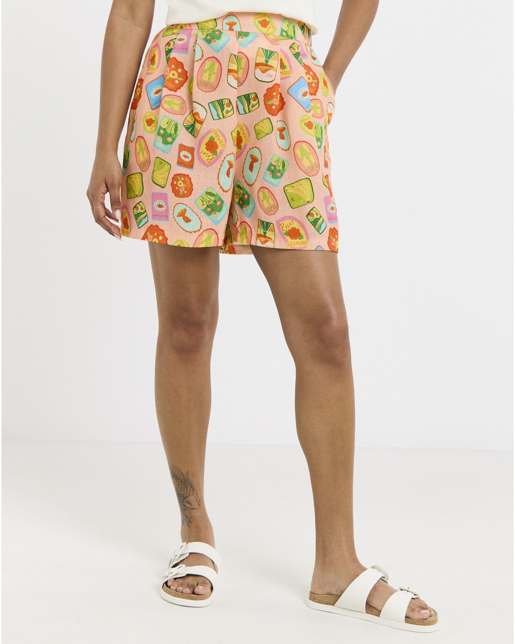 Twisted Wunder White Linen Postcard Shorts