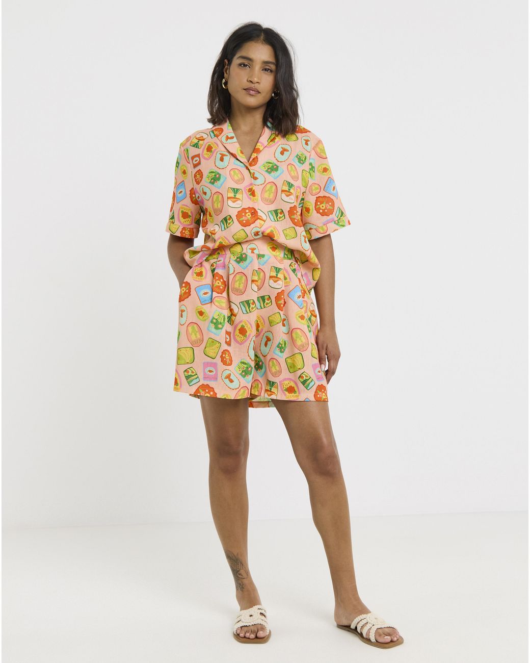 Twisted Wunder White Linen Postcard Shorts