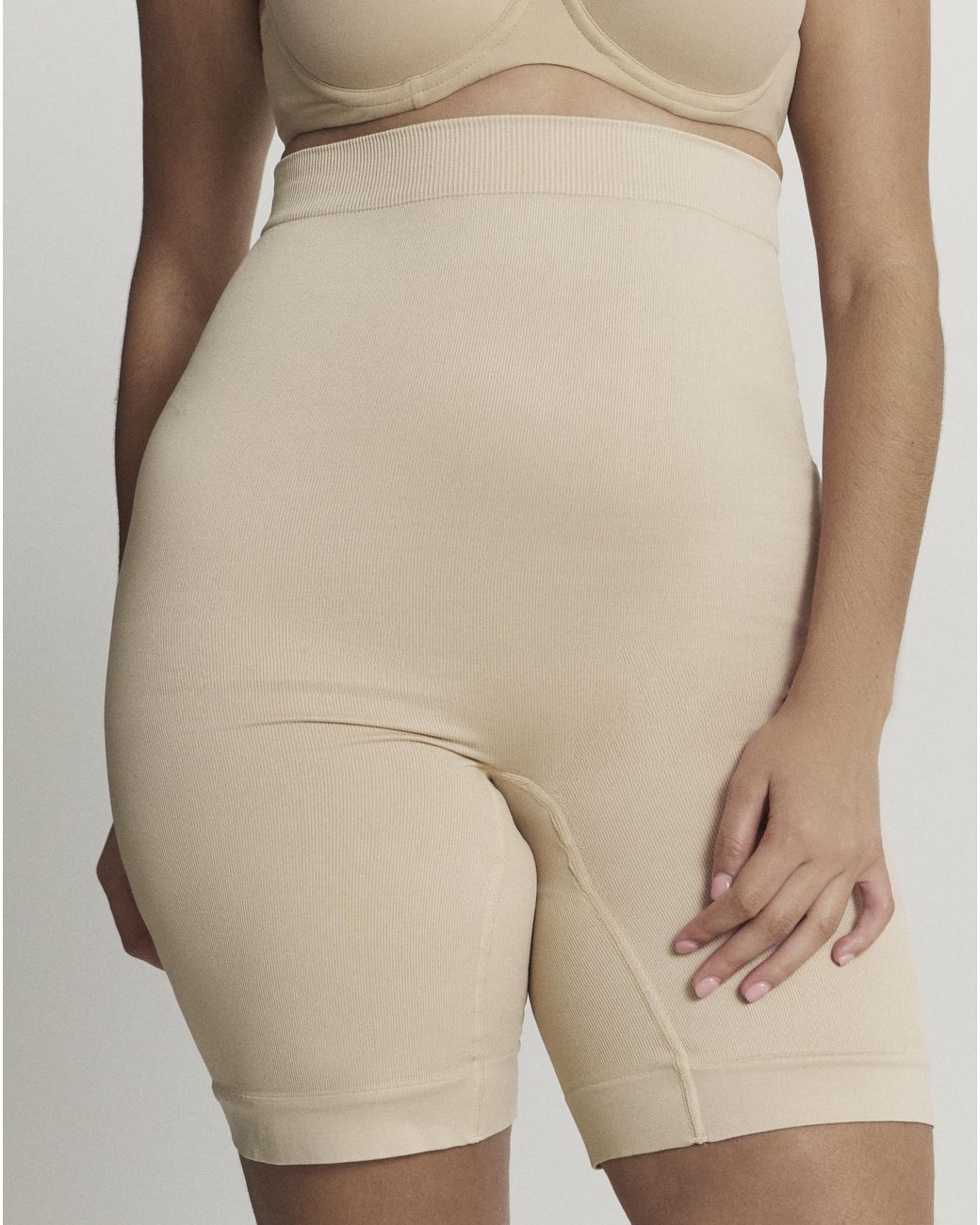 MAGISCULPT Natural Medium Control Seamfree Thighshaper