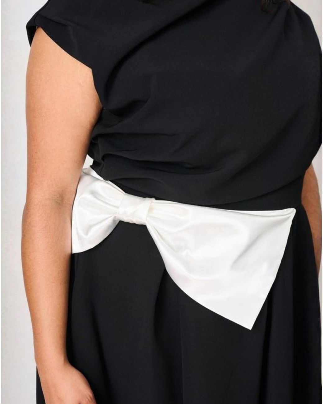 Hope & Ivy Black The Natalie Bow Dress