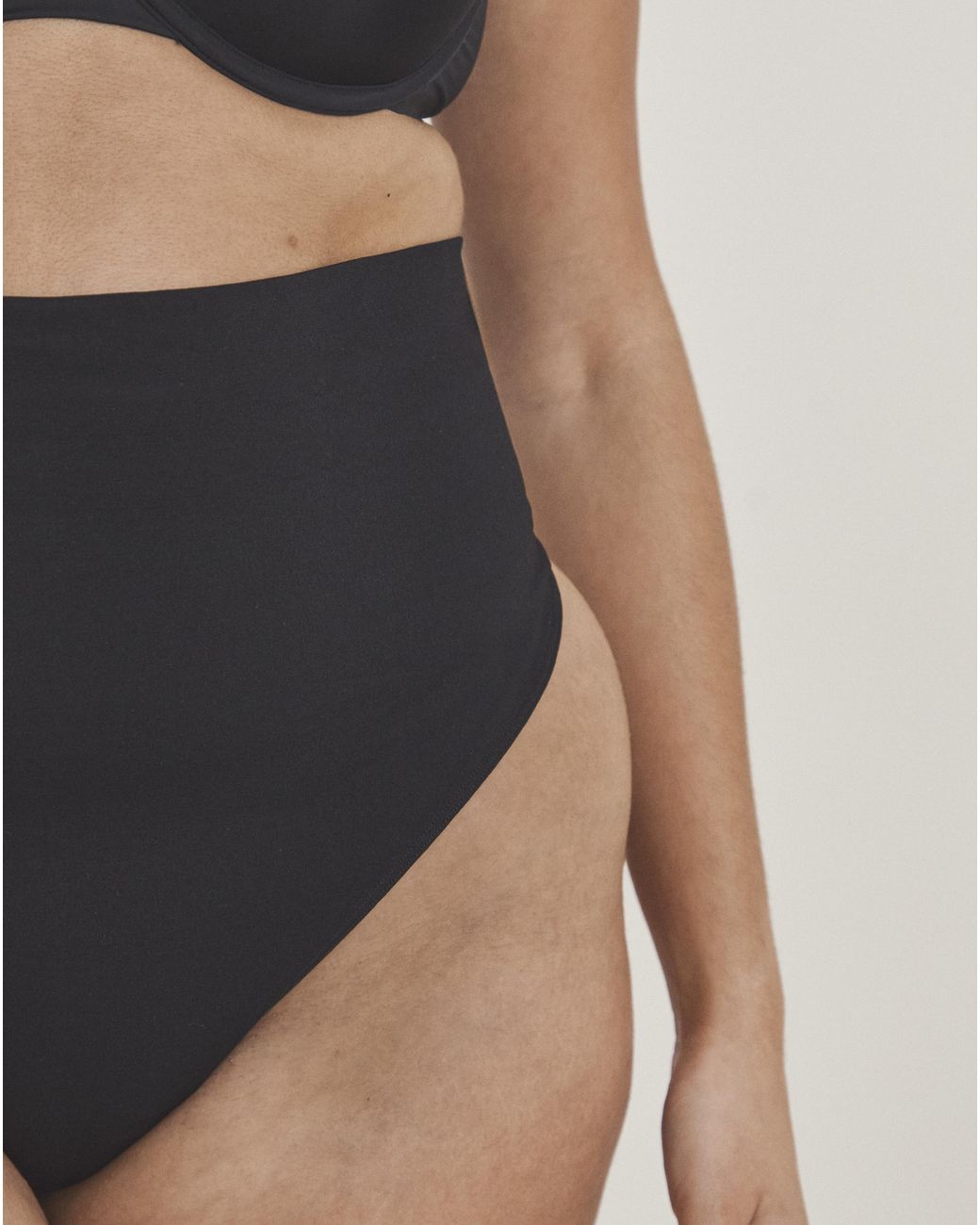 MAGISCULPT Black Seamfree Shaping Thong