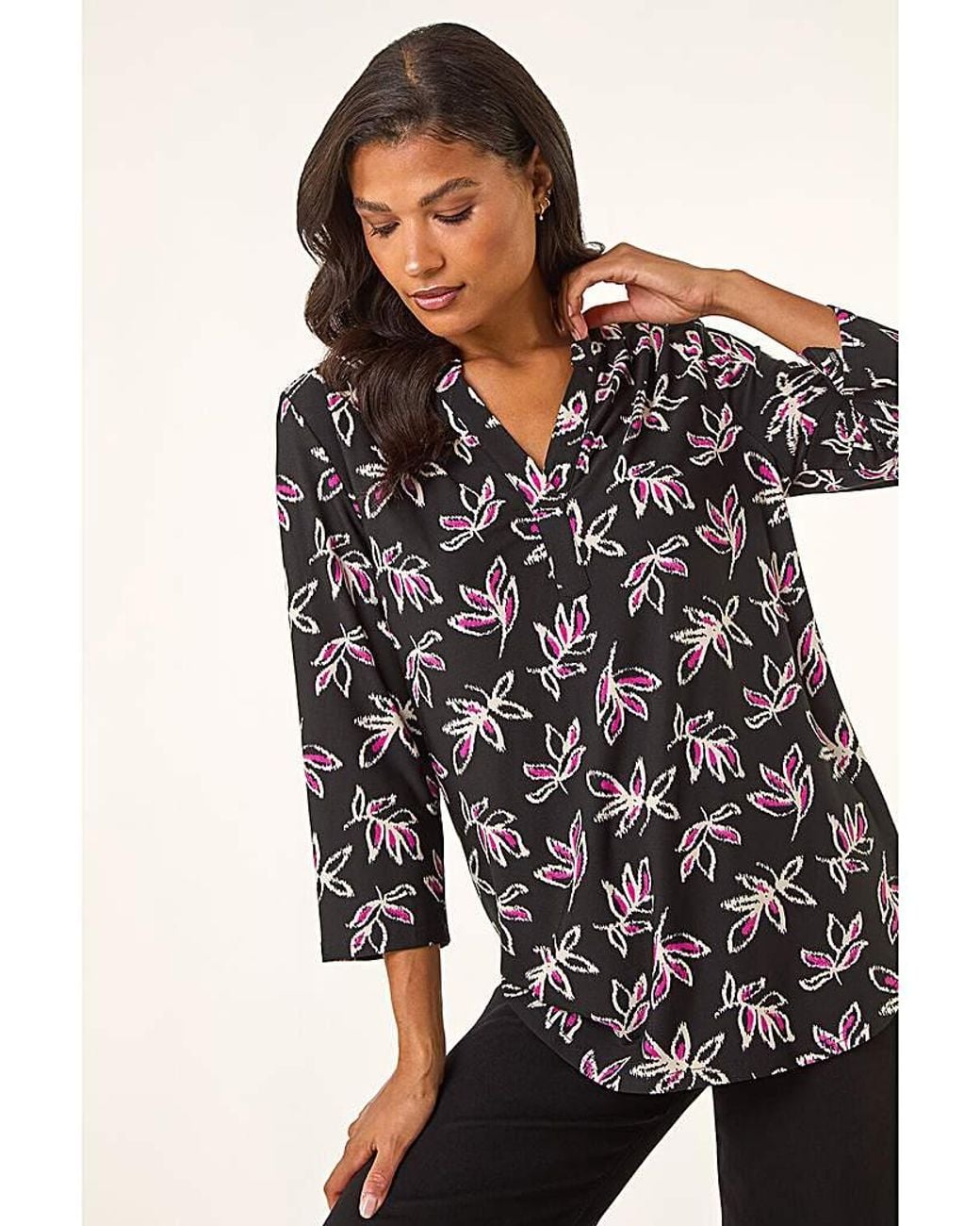 Roman Black Roman Abstract Print V-Neck Stretch Top