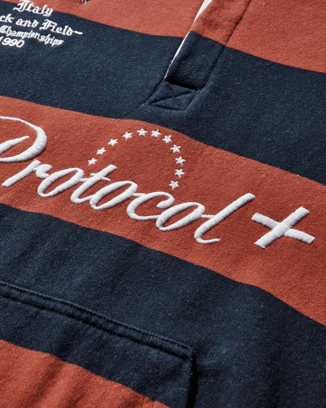 トップス Protocol Index STRIPE POLO HOODIE / RED Protocol Index FW25 STRIPE POLO HOODIE / RED - NUBIAN