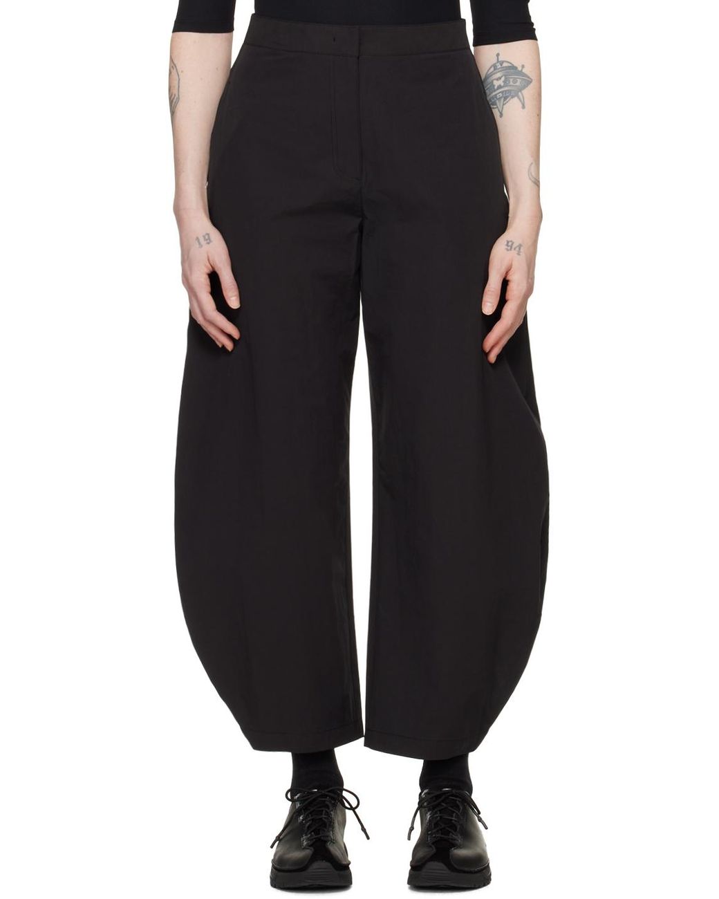 【AMOMENTO】カーブドレッグ トラウザーズ Amomento ブラック カーブドレッグ トラウザーズ ブラック | Lyst