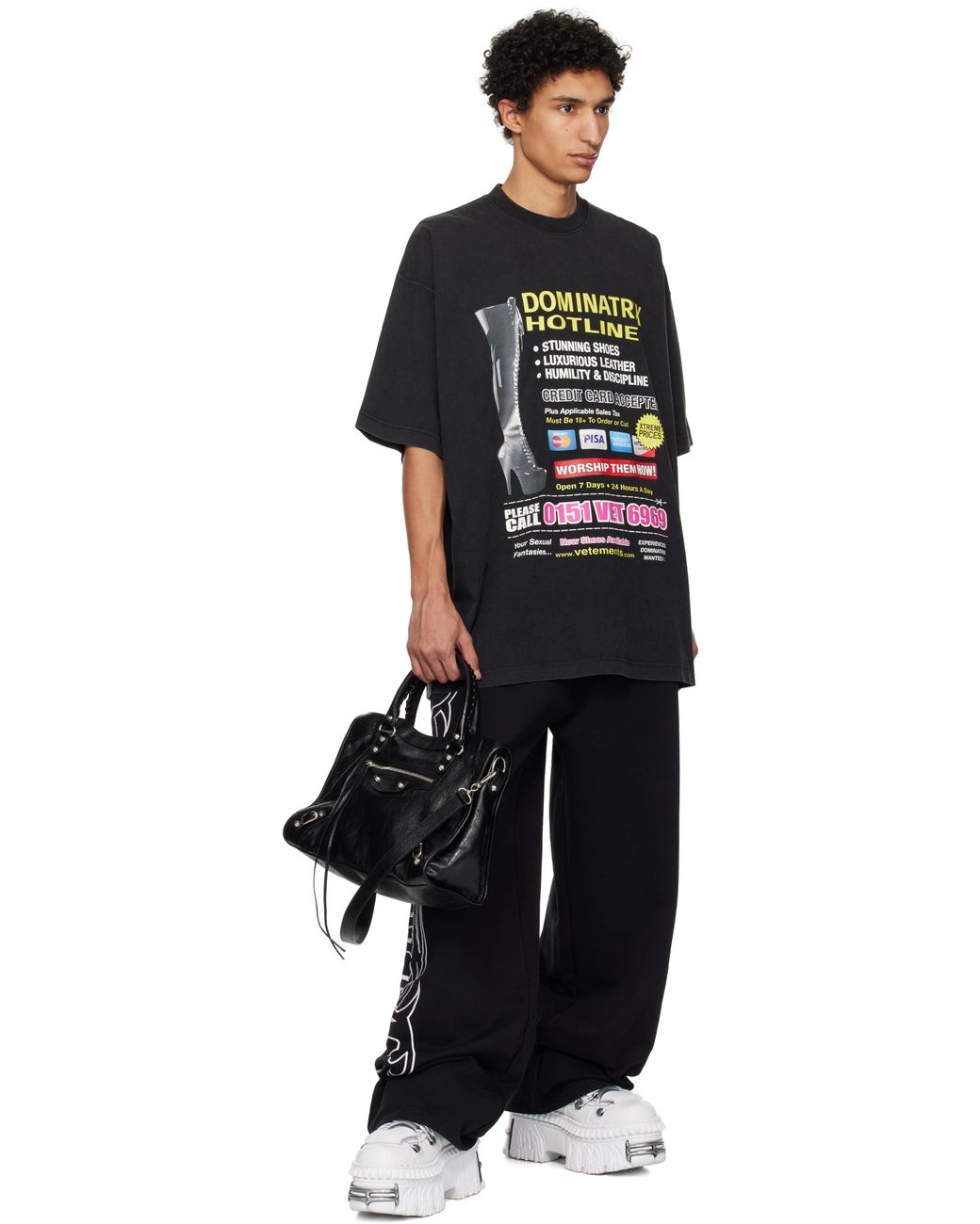 [VETEMENTS]Dominatrix HotlineオーバーサイズTシャツ VETEMENTS Dominatrix Hotline Oversized T-Shirt in Black | FWRD